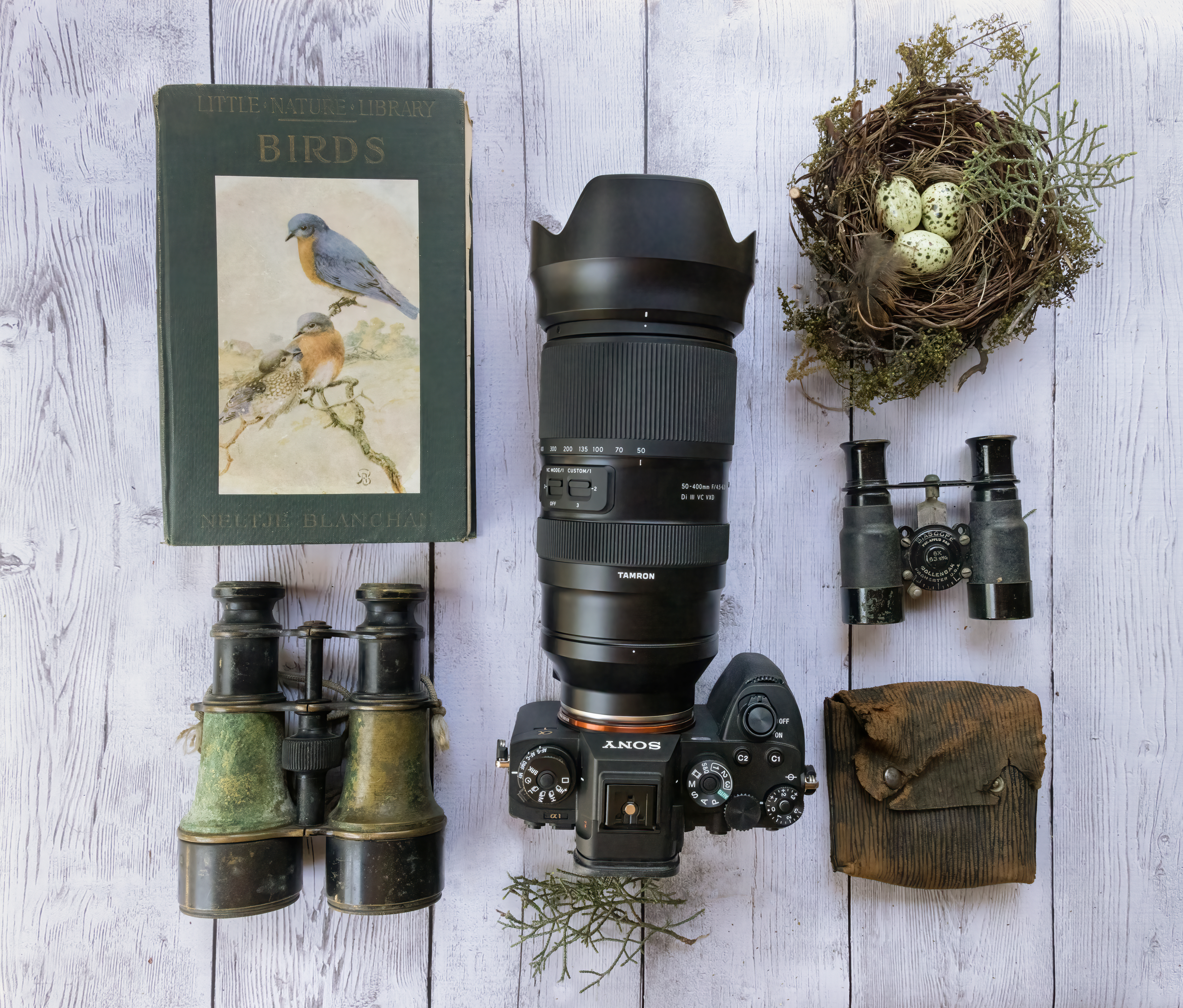 Objektiv Tamron s fotoapar&aacute;tem a vybaven&iacute;m na pozorov&aacute;n&iacute; ptactva
